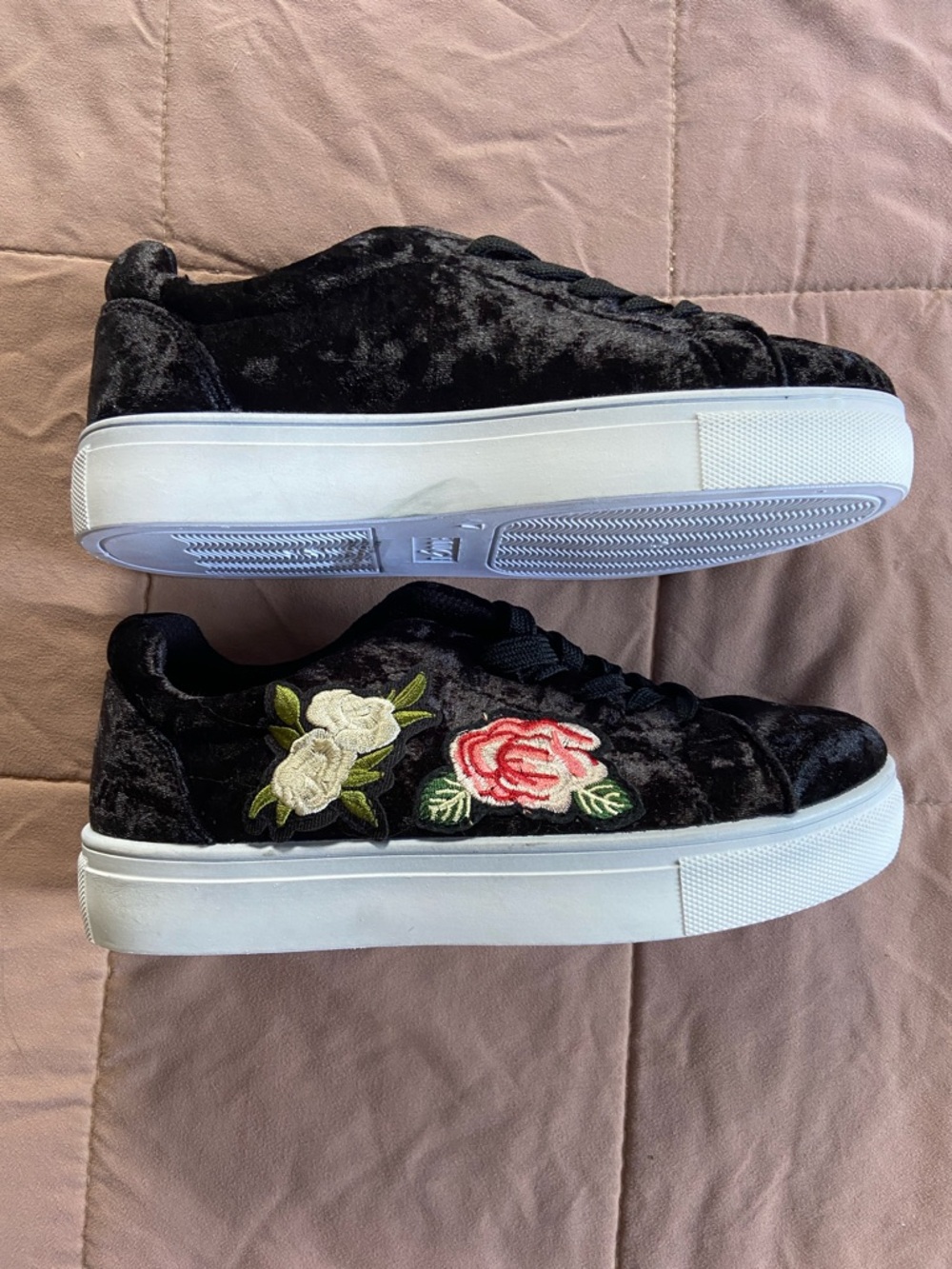 NWOT Helium Platform Black Velvet Sneakers w/Flowers ~ Women’s Sz 7